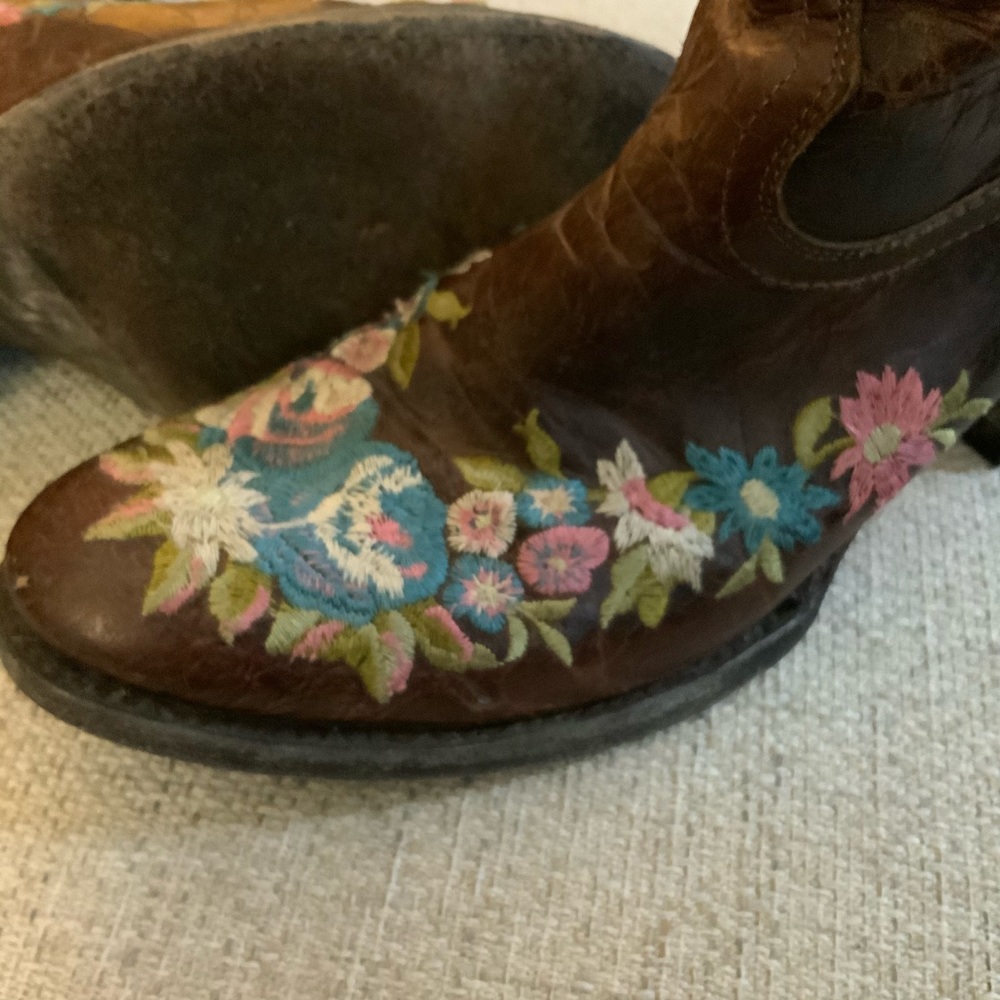 Yippee Old Gringo floral embroidered leather boots